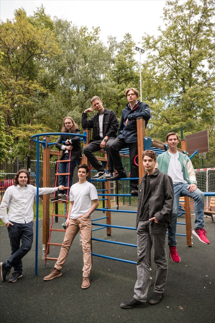Grupo de amigos posando em um parquinho ao ar livre