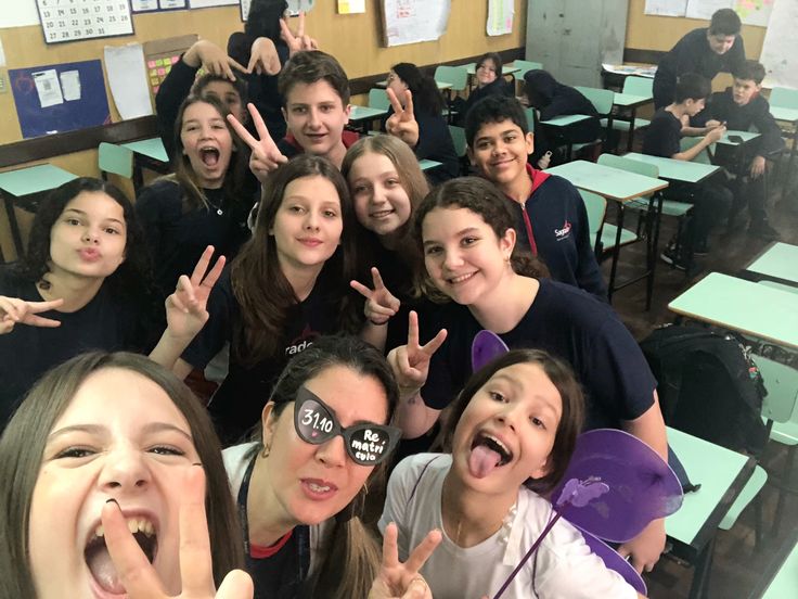 Turma reunida em selfie animada dentro da sala de aula