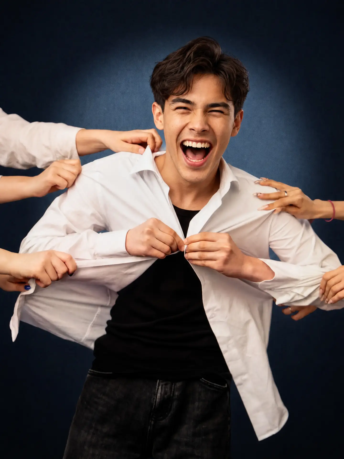 Aluno rindo enquanto amigos puxam sua camisa